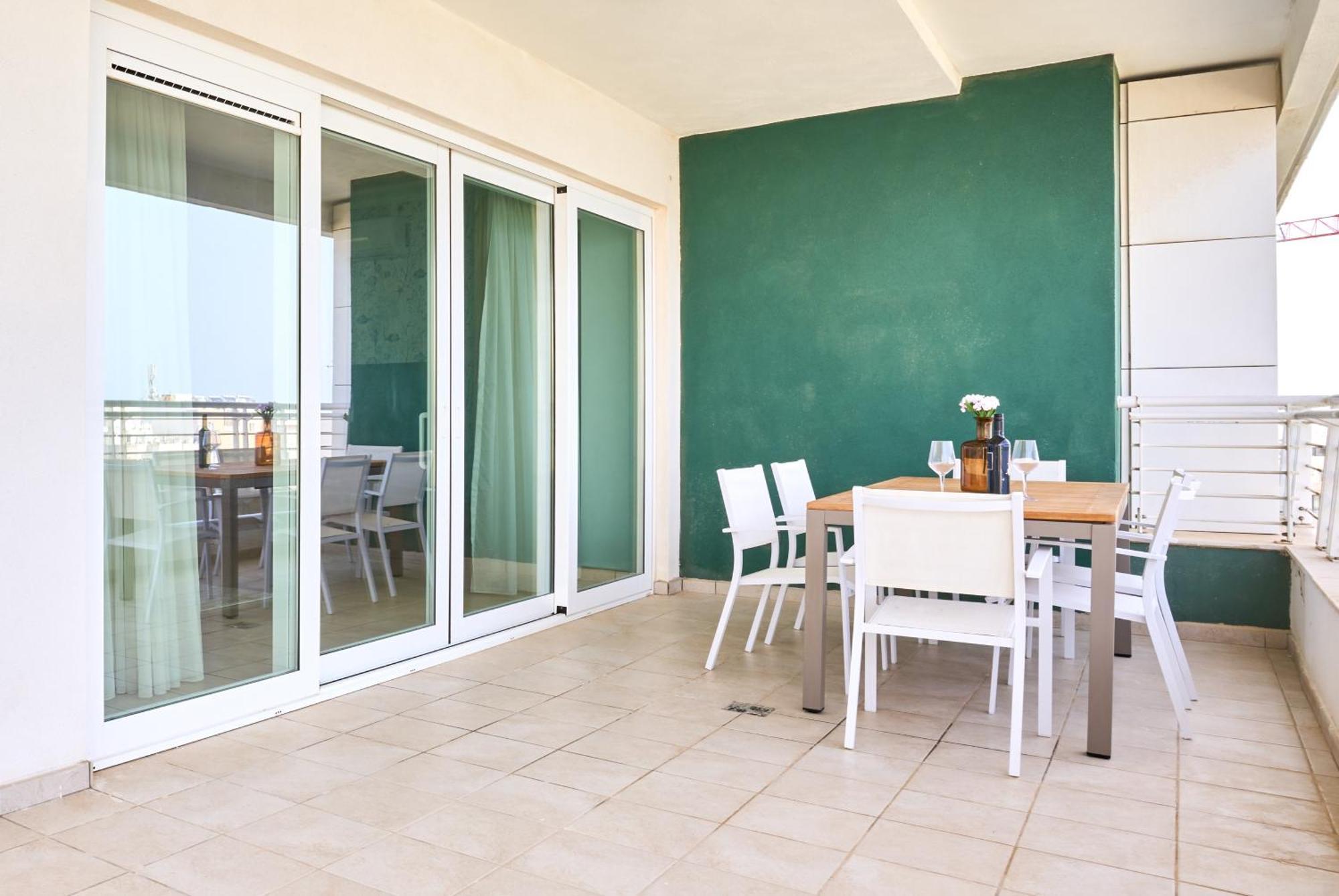 Stunning 3-Bedroom Seaview Retreat In Fort Cambridge Sliema Exterior foto