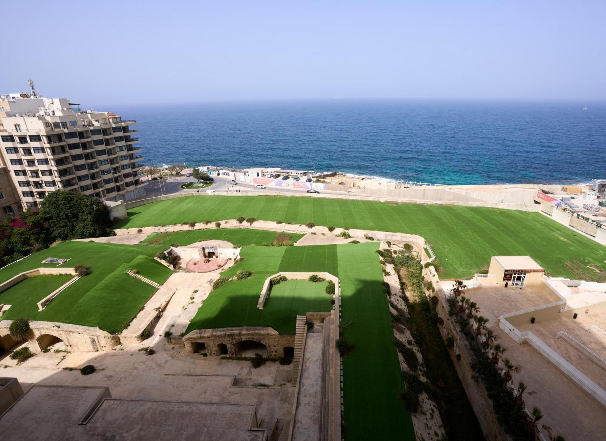 Stunning 3-Bedroom Seaview Retreat In Fort Cambridge Sliema Exterior foto